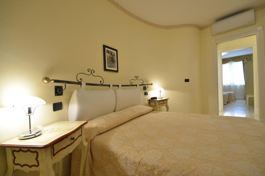 Hotel Relais Du Lac Desenzano del Garda Habitación foto