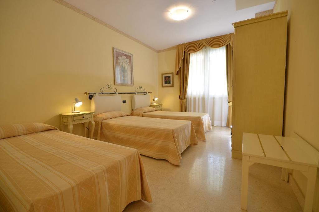 Hotel Relais Du Lac Desenzano del Garda Habitación foto